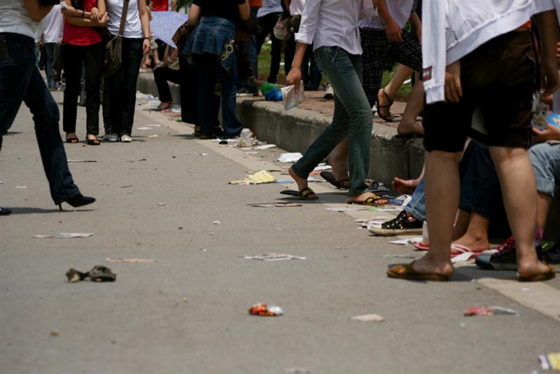 Và như hàng trăm lễ hội, sự kiện khác diễn ra tại Hà Nội, rác thải lại có dịp tấn công đường phố!