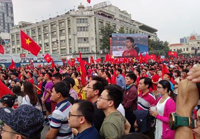 Cổ động viên ngồi xe lăn, truyền máu vẫn cuồng nhiệt cổ vũ U23 Việt Nam ảnh 35