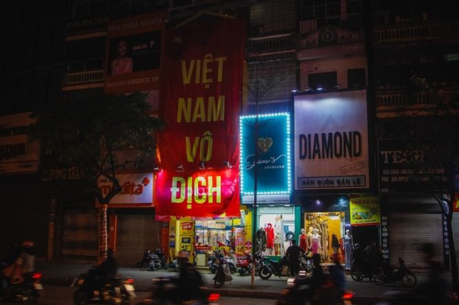 Cổ động viên ngồi xe lăn, truyền máu vẫn cuồng nhiệt cổ vũ U23 Việt Nam ảnh 70