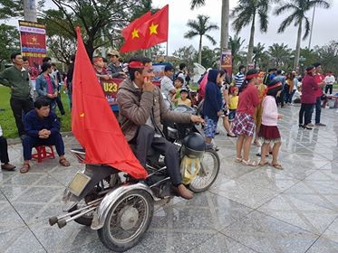 Cổ động viên ngồi xe lăn, truyền máu vẫn cuồng nhiệt cổ vũ U23 Việt Nam ảnh 40