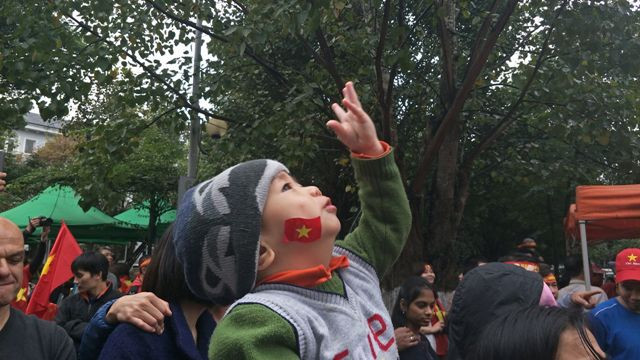 Cổ động viên ngồi xe lăn, truyền máu vẫn cuồng nhiệt cổ vũ U23 Việt Nam ảnh 9