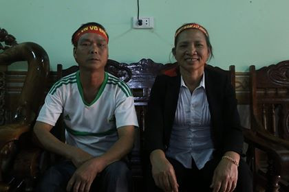 Cổ động viên ngồi xe lăn, truyền máu vẫn cuồng nhiệt cổ vũ U23 Việt Nam ảnh 53