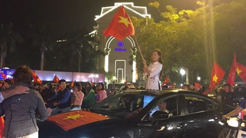 Biển người rợp cờ hoa, reo hò khắp cả nước mừng kỳ tích của U23 Việt Nam ảnh 13