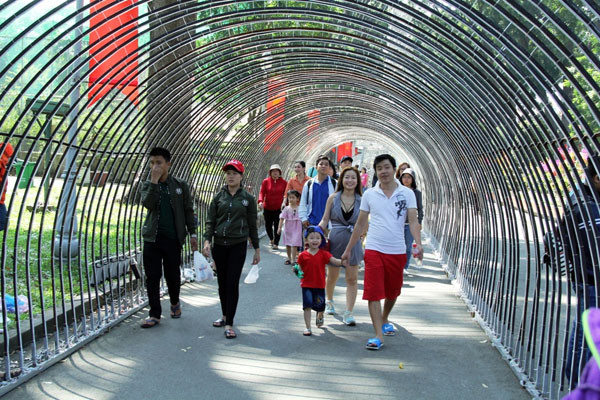 'Biển người' nêm chặt các khu vui chơi ở TPHCM ngày Tết dương lịch ảnh 10