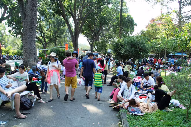 'Biển người' nêm chặt các khu vui chơi ở TPHCM ngày Tết dương lịch ảnh 13