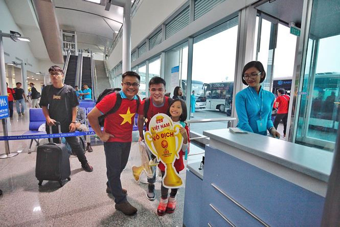 Cổ động viên ngồi xe lăn, truyền máu vẫn cuồng nhiệt cổ vũ U23 Việt Nam ảnh 100