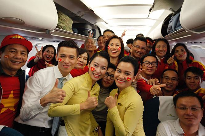 Cổ động viên ngồi xe lăn, truyền máu vẫn cuồng nhiệt cổ vũ U23 Việt Nam ảnh 102