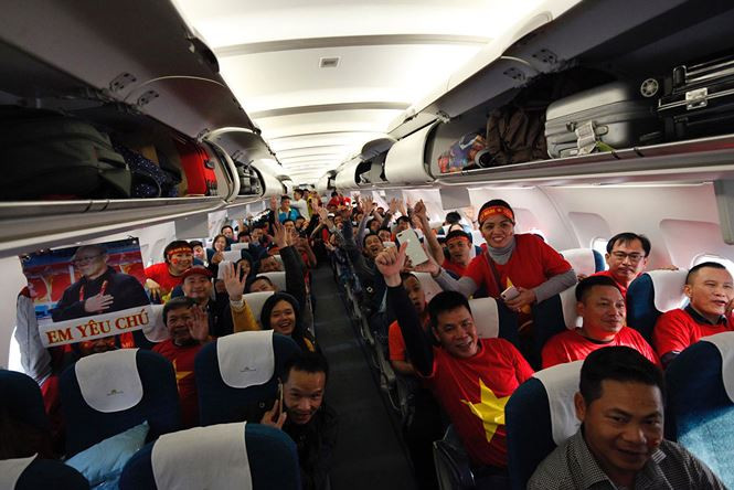 Cổ động viên ngồi xe lăn, truyền máu vẫn cuồng nhiệt cổ vũ U23 Việt Nam ảnh 99