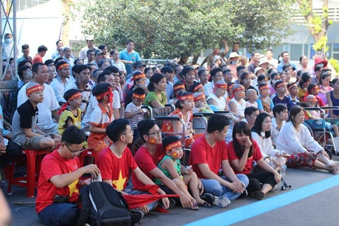 Cổ động viên ngồi xe lăn, truyền máu vẫn cuồng nhiệt cổ vũ U23 Việt Nam ảnh 4