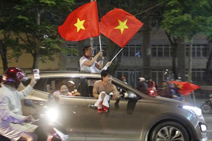 Biển người rợp cờ hoa, reo hò khắp cả nước mừng kỳ tích của U23 Việt Nam ảnh 32