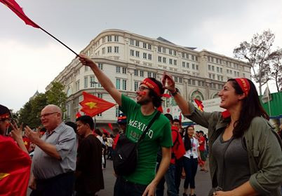 Cổ động viên ngồi xe lăn, truyền máu vẫn cuồng nhiệt cổ vũ U23 Việt Nam ảnh 31