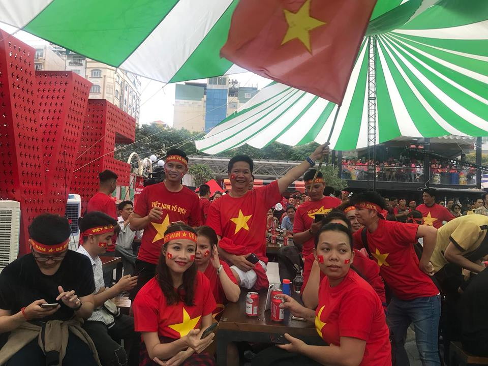 Cổ động viên ngồi xe lăn, truyền máu vẫn cuồng nhiệt cổ vũ U23 Việt Nam ảnh 48