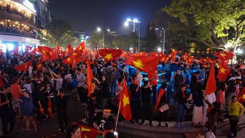 Biển người rợp cờ hoa, reo hò khắp cả nước mừng kỳ tích của U23 Việt Nam ảnh 25