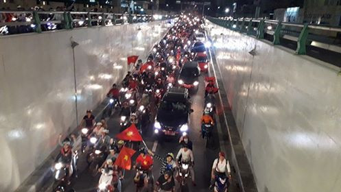 Biển người rợp cờ hoa, reo hò khắp cả nước mừng kỳ tích của U23 Việt Nam ảnh 51