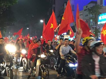 Biển người rợp cờ hoa, reo hò khắp cả nước mừng kỳ tích của U23 Việt Nam ảnh 20