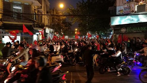 Biển người rợp cờ hoa, reo hò khắp cả nước mừng kỳ tích của U23 Việt Nam ảnh 49