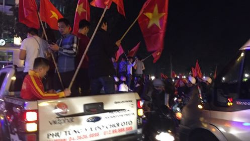 Biển người rợp cờ hoa, reo hò khắp cả nước mừng kỳ tích của U23 Việt Nam ảnh 10