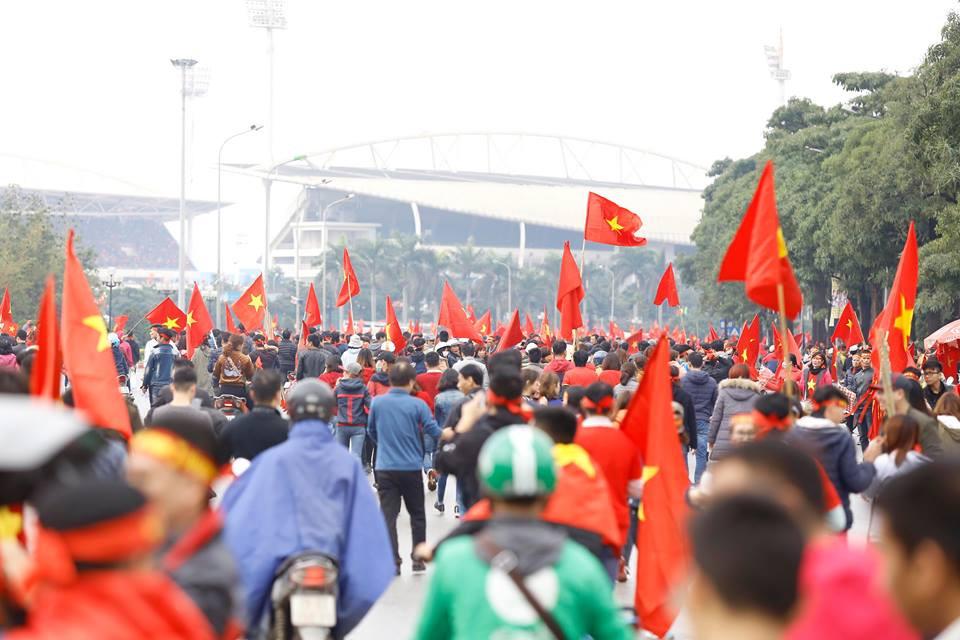 Cổ động viên ngồi xe lăn, truyền máu vẫn cuồng nhiệt cổ vũ U23 Việt Nam ảnh 59