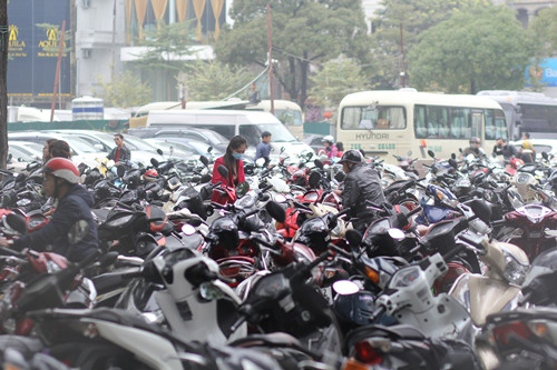 Công viên Thủ Lệ 'thất thủ' vì vạn người kéo về ngày đầu năm ảnh 2