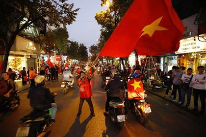 Biển người rợp cờ hoa, reo hò khắp cả nước mừng kỳ tích của U23 Việt Nam ảnh 60