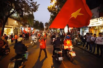 Biển người rợp cờ hoa, reo hò khắp cả nước mừng kỳ tích của U23 Việt Nam ảnh 60