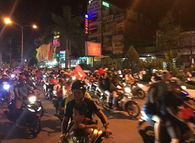 Biển người rợp cờ hoa, reo hò khắp cả nước mừng kỳ tích của U23 Việt Nam ảnh 19