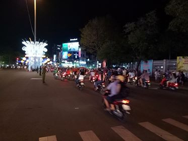 Biển người rợp cờ hoa, reo hò khắp cả nước mừng kỳ tích của U23 Việt Nam ảnh 34