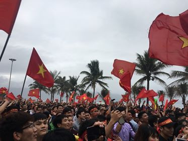 Cổ động viên ngồi xe lăn, truyền máu vẫn cuồng nhiệt cổ vũ U23 Việt Nam ảnh 30