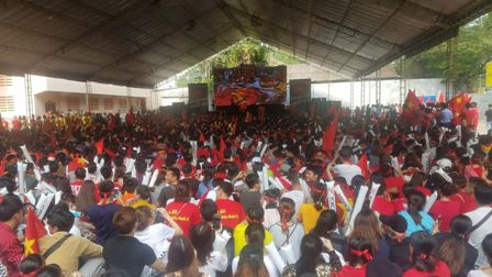 Cổ động viên ngồi xe lăn, truyền máu vẫn cuồng nhiệt cổ vũ U23 Việt Nam ảnh 49