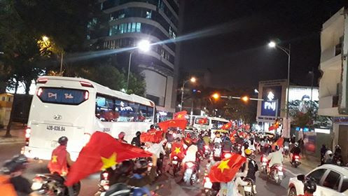 Biển người rợp cờ hoa, reo hò khắp cả nước mừng kỳ tích của U23 Việt Nam ảnh 44