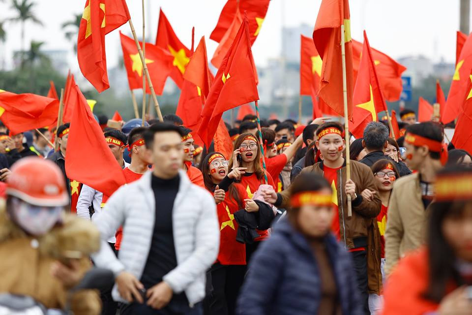 Cổ động viên ngồi xe lăn, truyền máu vẫn cuồng nhiệt cổ vũ U23 Việt Nam ảnh 61