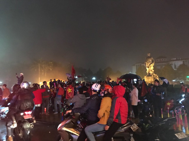 Cổ động viên ngồi xe lăn, truyền máu vẫn cuồng nhiệt cổ vũ U23 Việt Nam ảnh 1