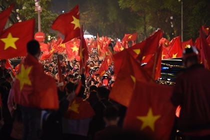 Biển người rợp cờ hoa, reo hò khắp cả nước mừng kỳ tích của U23 Việt Nam ảnh 24