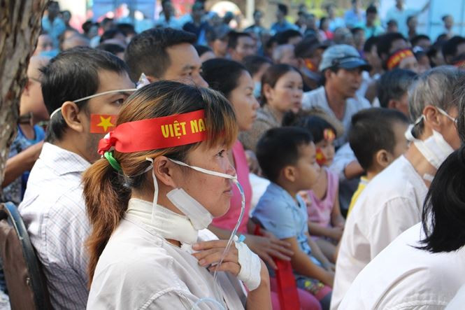 Cổ động viên ngồi xe lăn, truyền máu vẫn cuồng nhiệt cổ vũ U23 Việt Nam ảnh 3