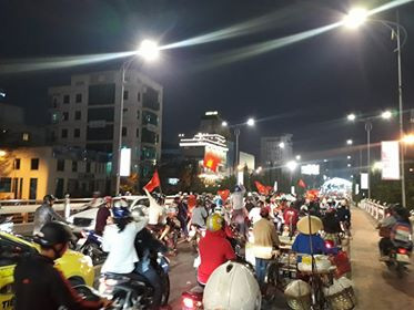 Biển người rợp cờ hoa, reo hò khắp cả nước mừng kỳ tích của U23 Việt Nam ảnh 52