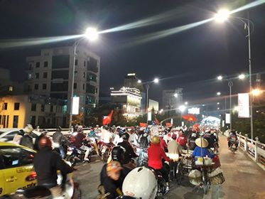 Biển người rợp cờ hoa, reo hò khắp cả nước mừng kỳ tích của U23 Việt Nam ảnh 53