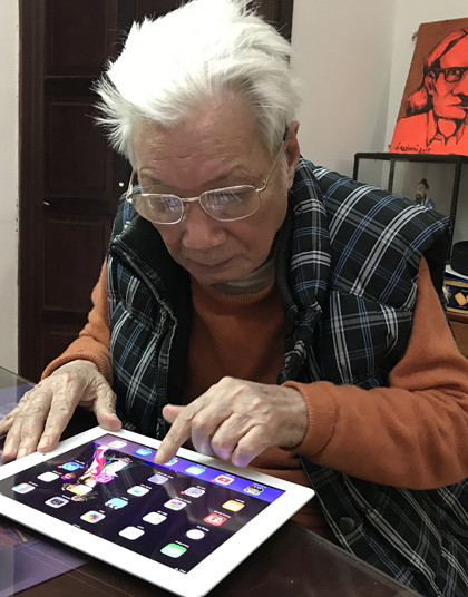 92 tuổi, NSND Trần Bảng vẫn vào facebook nhanh nhoay nhoáy ảnh 1