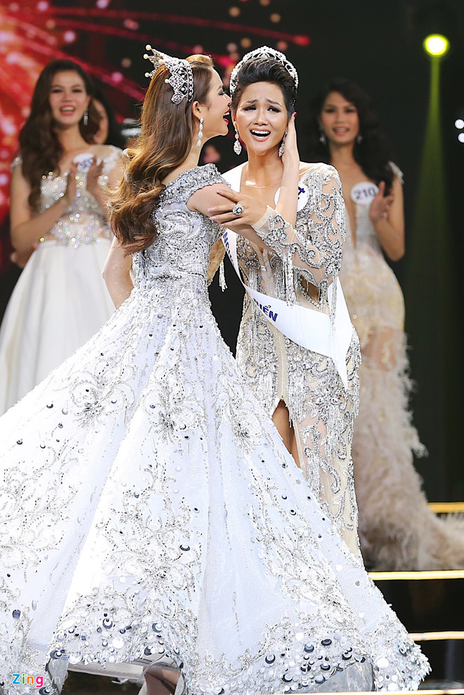 Cô gái dân tộc Ê đê H'hen Niê đăng quang HHHV Việt Nam 2017 ảnh 1