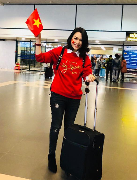 Giữ lời hứa, Mỹ Tâm cưỡi 'siêu xe' lên cầu Rồng chúc mừng U23 VN ảnh 1