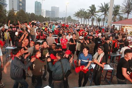 Biển người rợp cờ hoa, reo hò khắp cả nước mừng kỳ tích của U23 Việt Nam ảnh 31