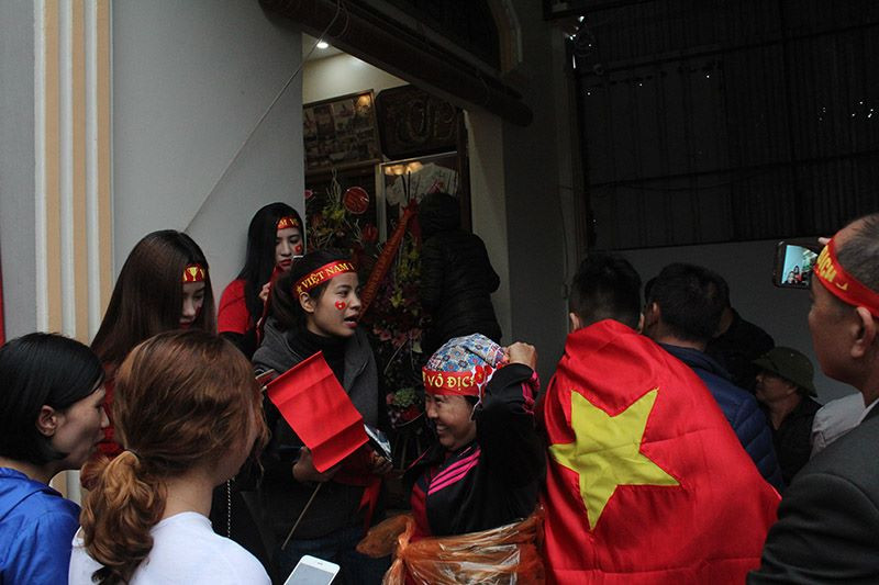 Cổ động viên ngồi xe lăn, truyền máu vẫn cuồng nhiệt cổ vũ U23 Việt Nam ảnh 36