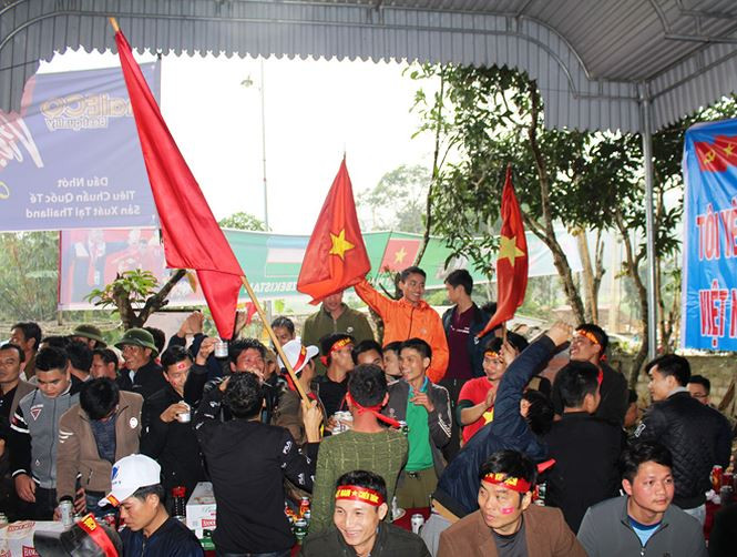 Cổ động viên ngồi xe lăn, truyền máu vẫn cuồng nhiệt cổ vũ U23 Việt Nam ảnh 8