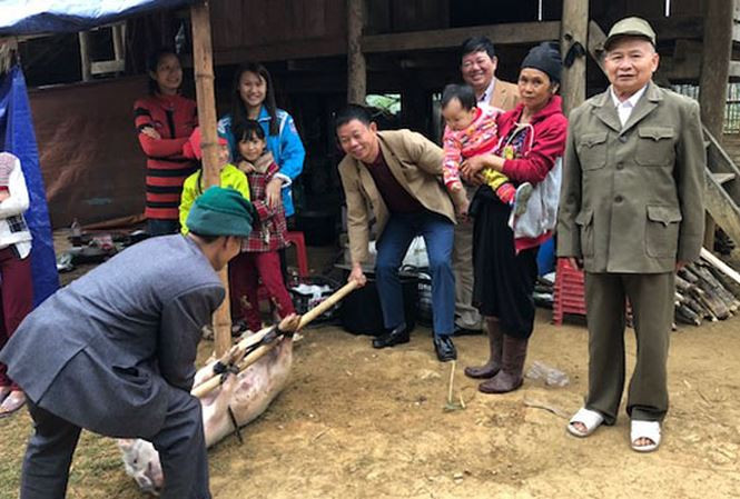 Cổ động viên ngồi xe lăn, truyền máu vẫn cuồng nhiệt cổ vũ U23 Việt Nam ảnh 66