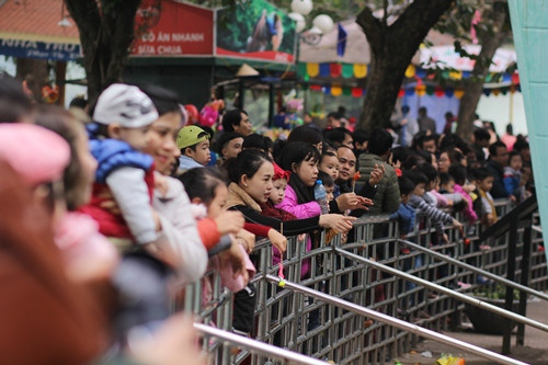 Công viên Thủ Lệ 'thất thủ' vì vạn người kéo về ngày đầu năm ảnh 3