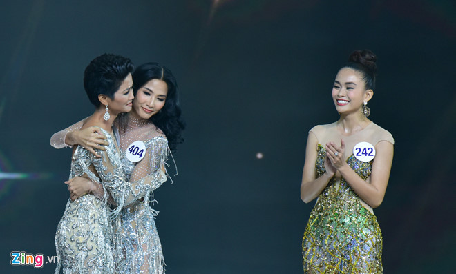 Cô gái dân tộc Ê đê H'hen Niê đăng quang HHHV Việt Nam 2017 ảnh 2