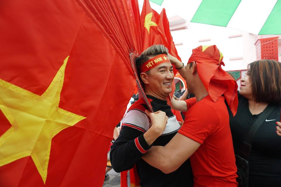 Cổ động viên ngồi xe lăn, truyền máu vẫn cuồng nhiệt cổ vũ U23 Việt Nam ảnh 45