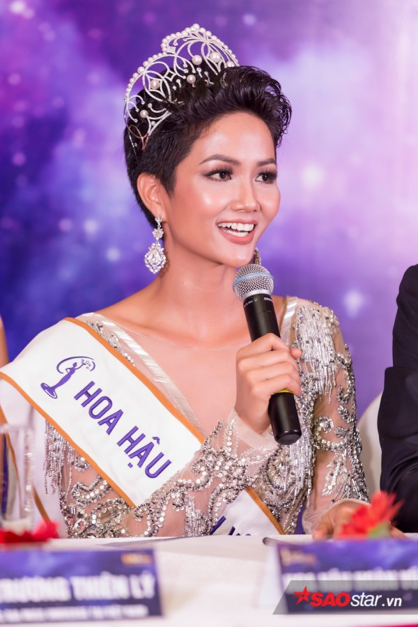 MC Phan Anh nói gì về việc chọn 'H'Hen Niê là HHHV Việt Nam 2017 ảnh 1