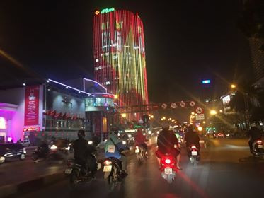 Biển người rợp cờ hoa, reo hò khắp cả nước mừng kỳ tích của U23 Việt Nam ảnh 40