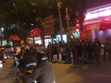 Biển người rợp cờ hoa, reo hò khắp cả nước mừng kỳ tích của U23 Việt Nam ảnh 33