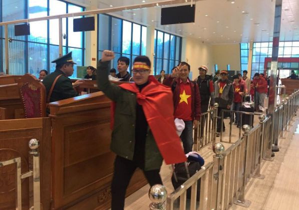 Cổ động viên ngồi xe lăn, truyền máu vẫn cuồng nhiệt cổ vũ U23 Việt Nam ảnh 92